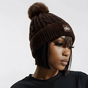 AUTHENTIC WOMEN’S ALO YOGA CHOCOLATE BROWN CABLE KNIT BEANIE WITH POM POM LUXURY